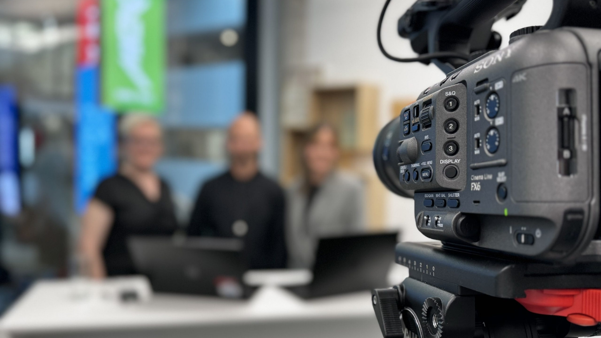 Corporate Media Hub mit Moderationsfläche, Regie und Monitoring