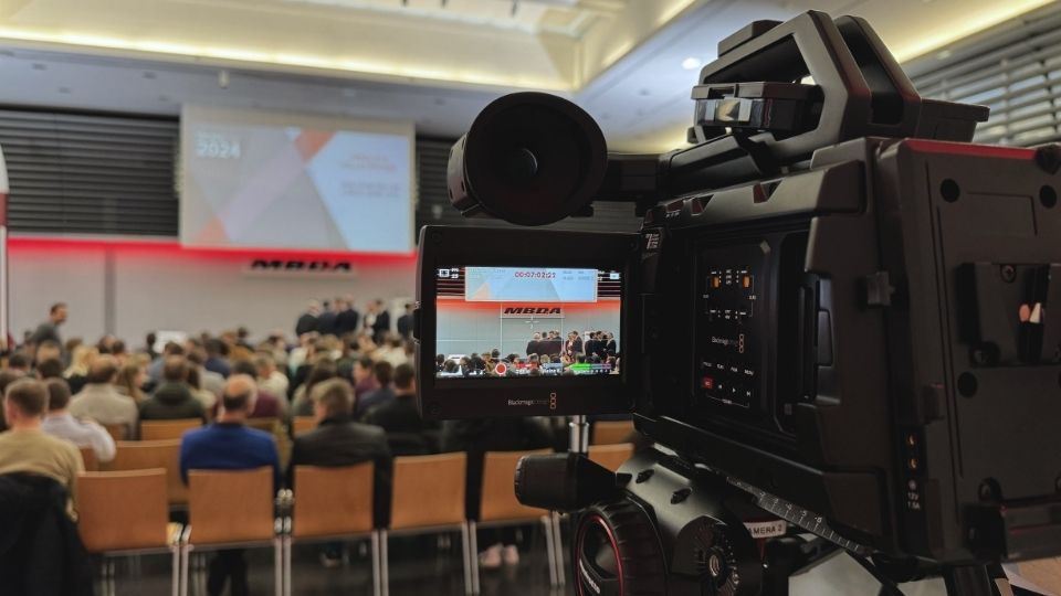 C-Level Hologramm Live-Übertragung auf einer physischen Bühne