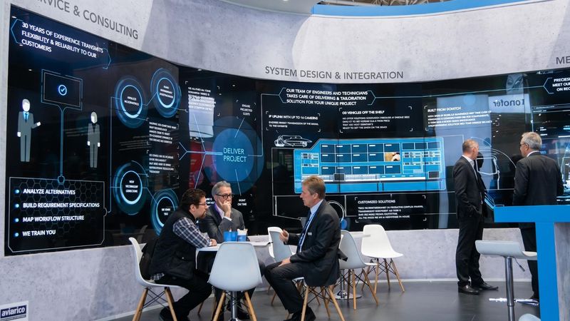 Messestand mit großflächigen digitalen Displays