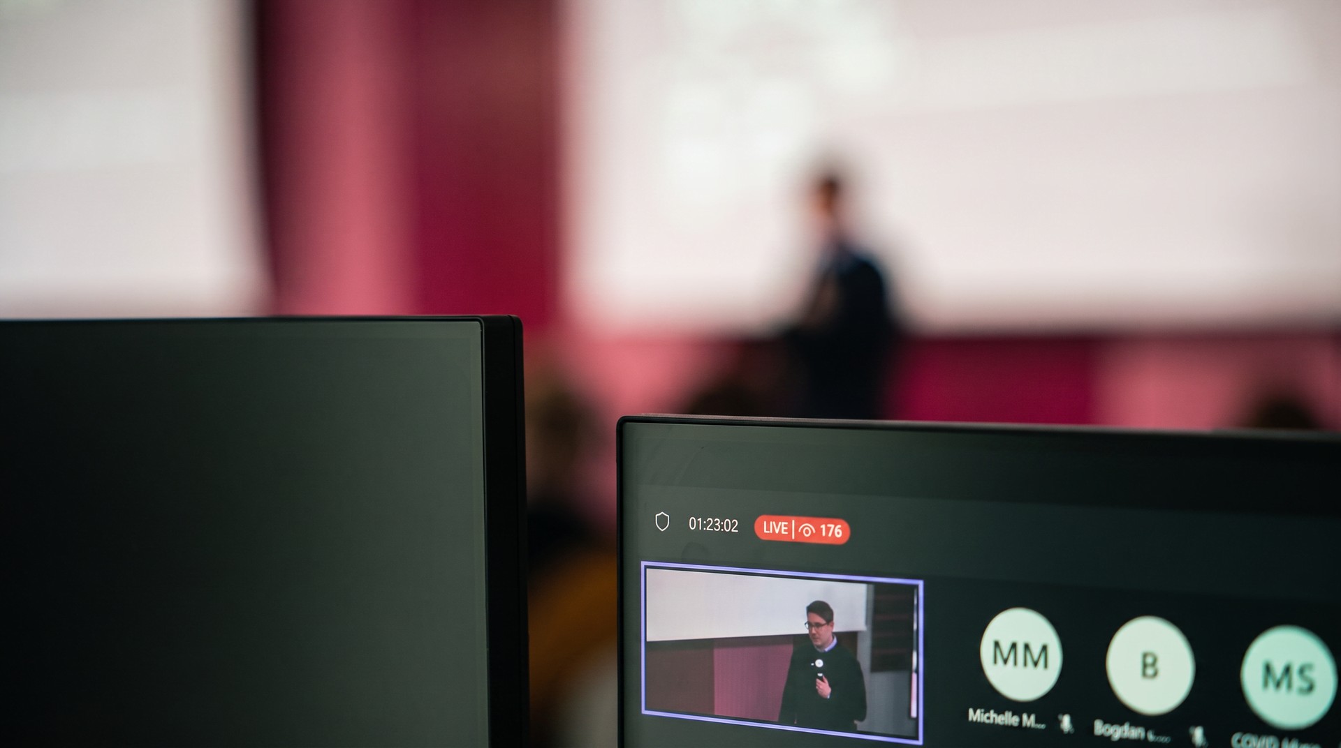 Moderner Hybrid-Konferenzraum mit Technologie - The HIVE München