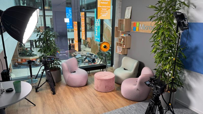 Interview-Ecke mit Sesseln, zwei Kameras und Softbox in einer Lobby