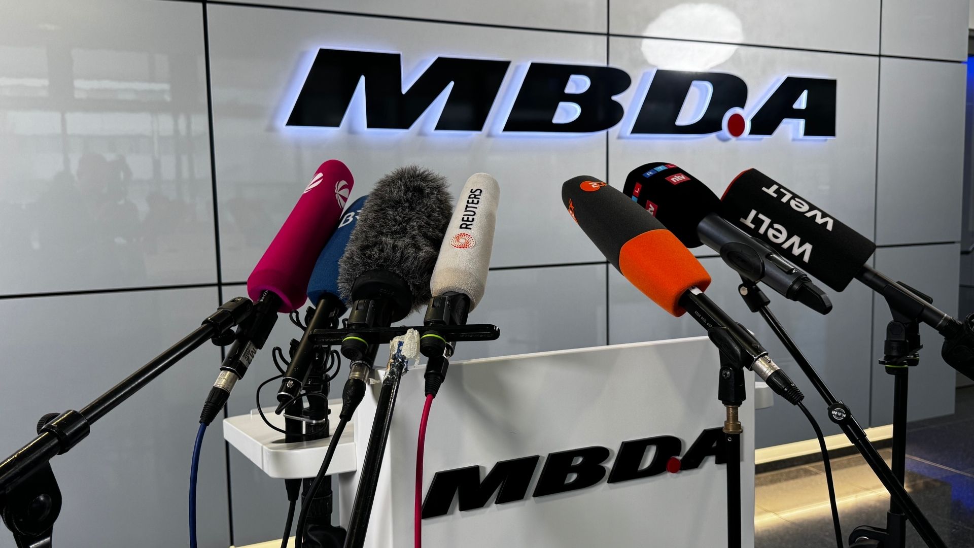 Kameras und Regie bei einer Pressekonferenz in München